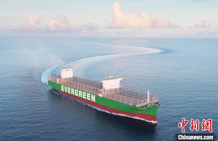 又一艘24000TEU超大型集装箱船在沪东中华造船交付 张黎 摄