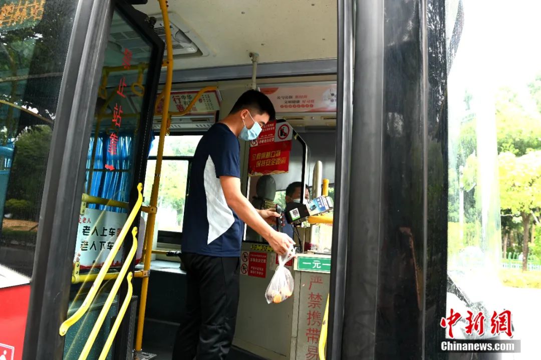 王亚锋平常乘坐公交车去上班。王东明 摄