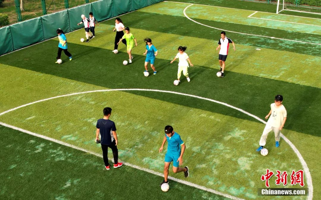 王亚锋在训练场让队员集体带球奔跑起来。王东明 摄